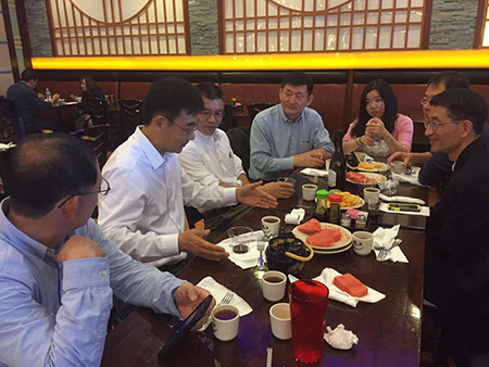 汪俊博士（左4）、刘雯颖博士（左5）、李才博士（左1）、蔡天权博士（左3）和沈东明博士（右1）、李德润博士（右2）一同聆听孙勇奎（左2）院士规划创新梦想