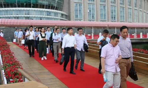 晚宴伊始，前来参加晚宴的嘉宾们纷纷踏上红毯，前往码头